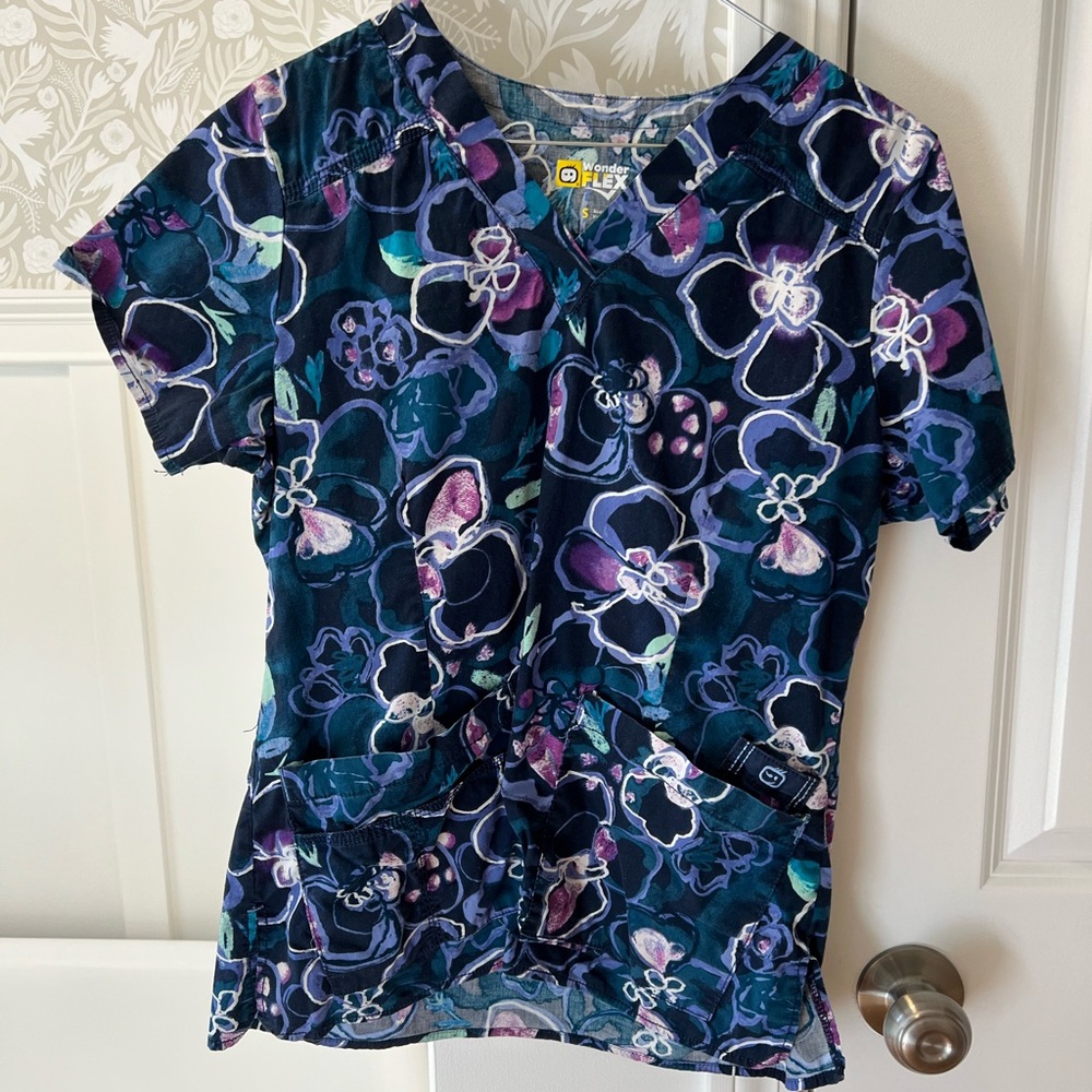 Wonderwink scrub top size small